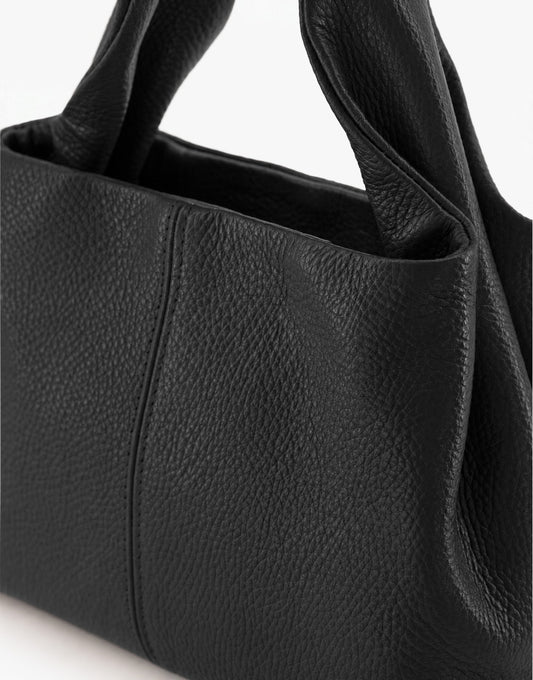 ACCESSOIRES-ZWARTE-LEREN-SCHOUDERTAS-ZIJAANZICHT