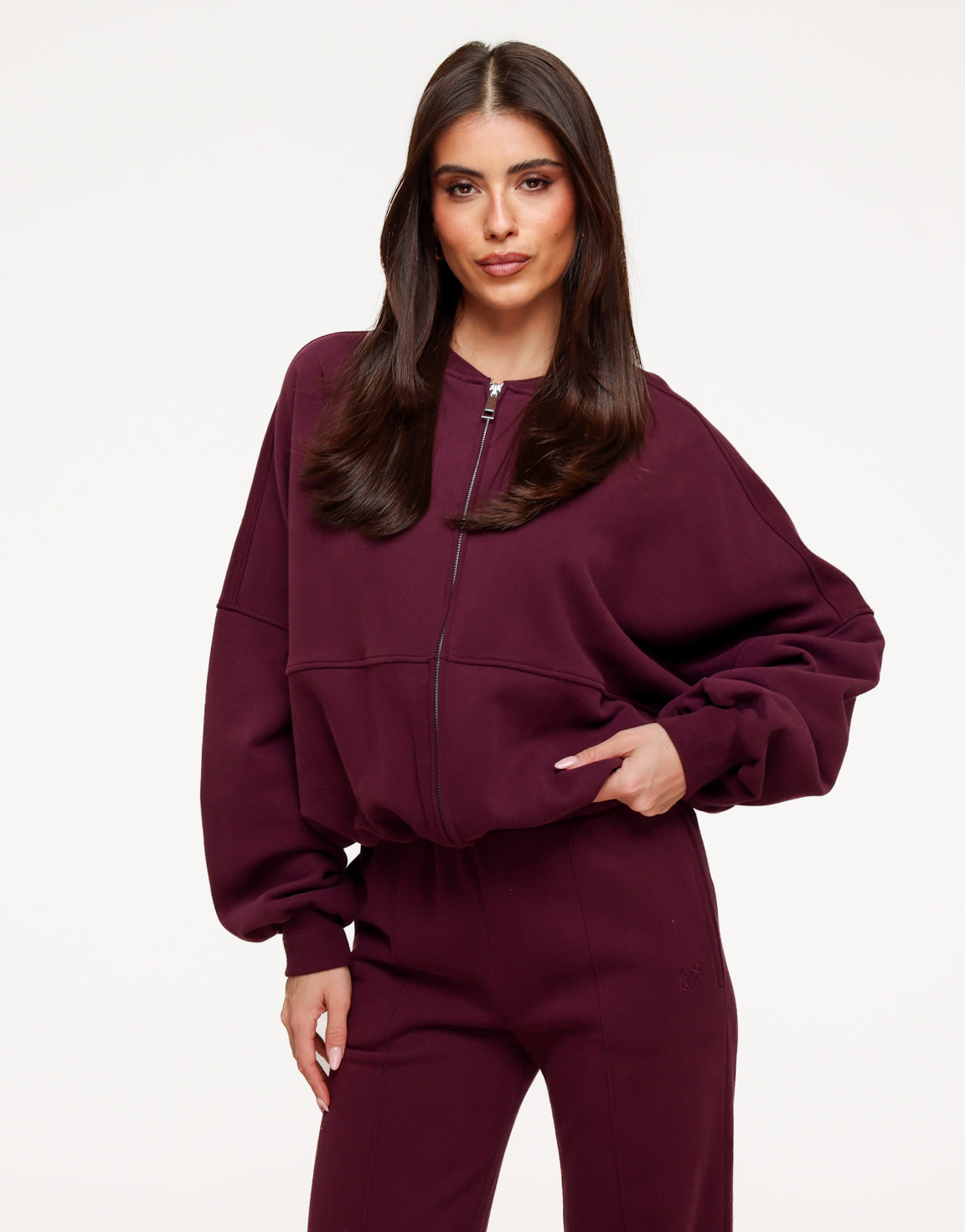KLEDING-AUBERGINE-JOGGING-RITS-VEST-AUBERGINE-JOGGING-BROEK-01