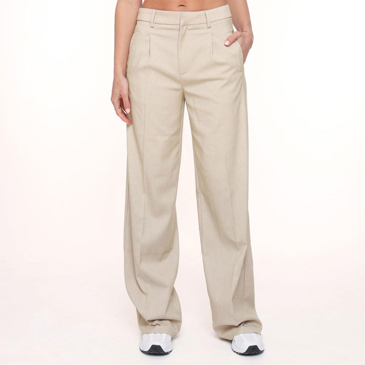 KLEDING-BEIGE-BASIC-PANTALON_6c65713f-3083-43b5-8e95-181e423a9453