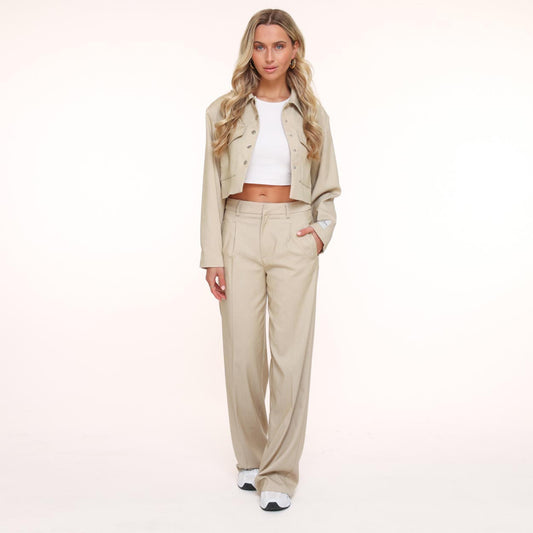 KLEDING-BEIGE-CROPPED-LANGE-MOUWEN-PRIVATE-LABEL-JASJE-BEIGE-LANGE-PANTALON-02_b2b57c50-bb06-4a8a-81de-3e111662c61c