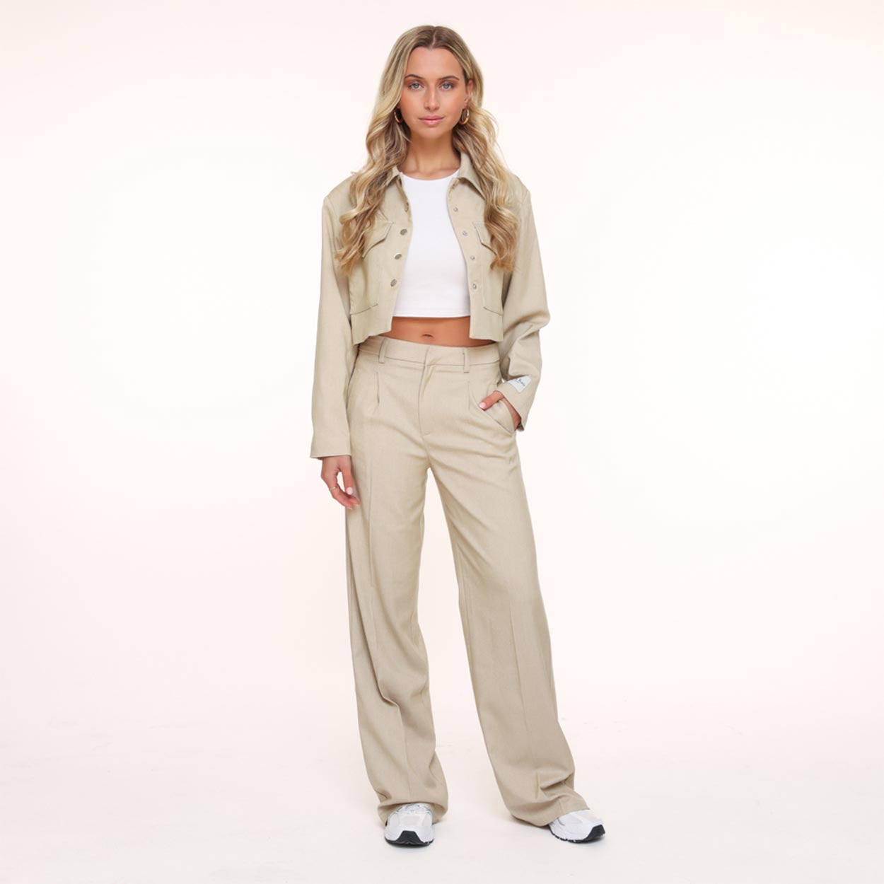 KLEDING-BEIGE-CROPPED-LANGE-MOUWEN-PRIVATE-LABEL-JASJE-BEIGE-LANGE-PANTALON-03_f0591bb7-a005-4100-aa36-8d8ce71904fe