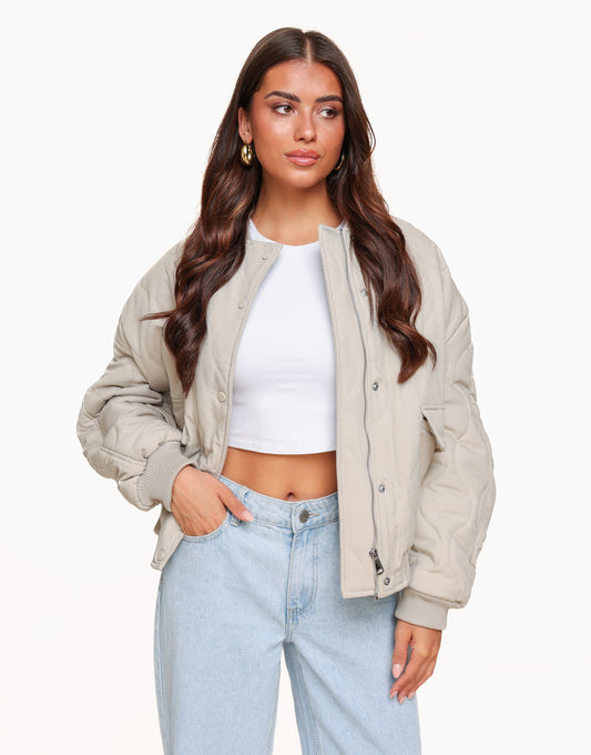 KLEDING-BEIGE-GEWATTEERDE-STEVIGE-BOMBER-JAS-01