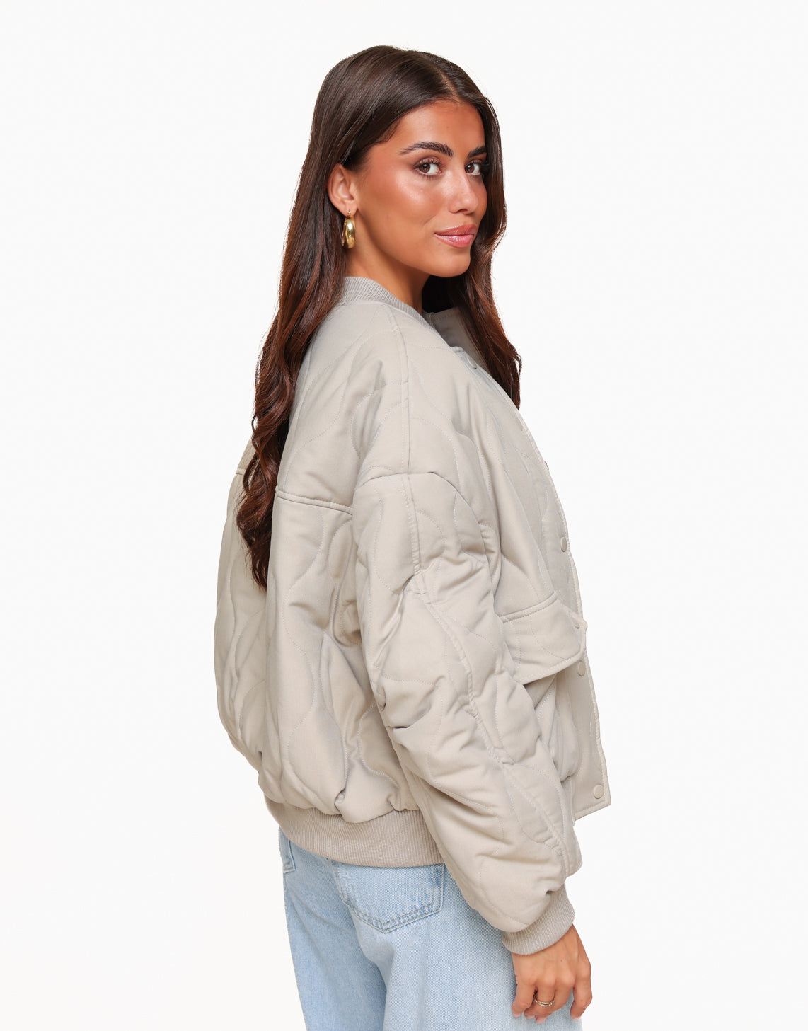 KLEDING-BEIGE-GEWATTEERDE-STEVIGE-BOMBER-JAS-02