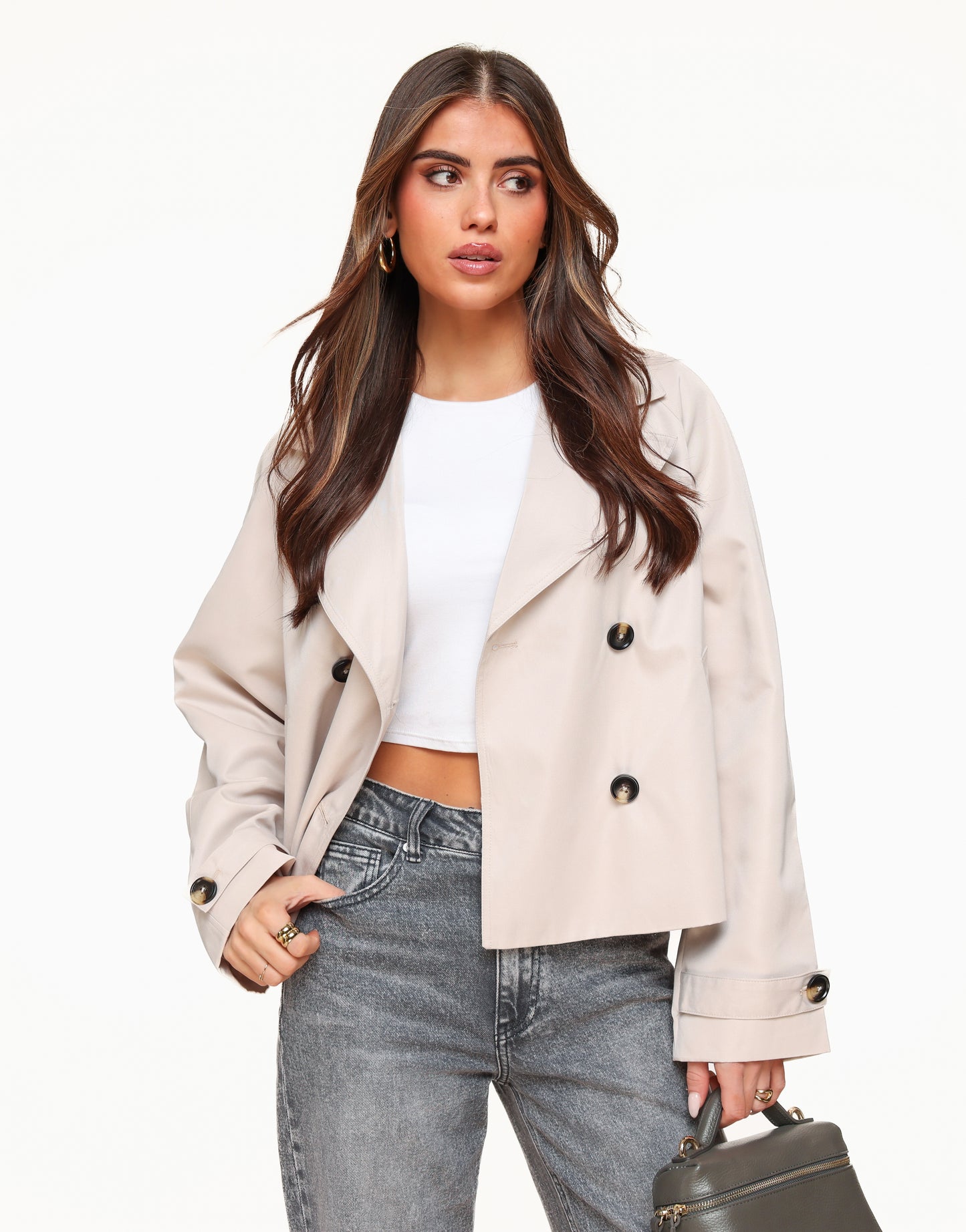 KLEDING-BEIGE-KORTE-TRENCH-CROPPED-JAS-WITTE-TOP-GRIJZE-SPIJKERBROEK-01