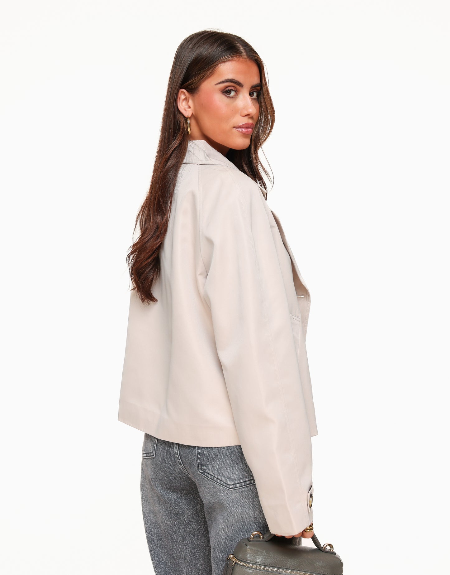 KLEDING-BEIGE-KORTE-TRENCH-CROPPED-JAS-WITTE-TOP-GRIJZE-SPIJKERBROEK-07