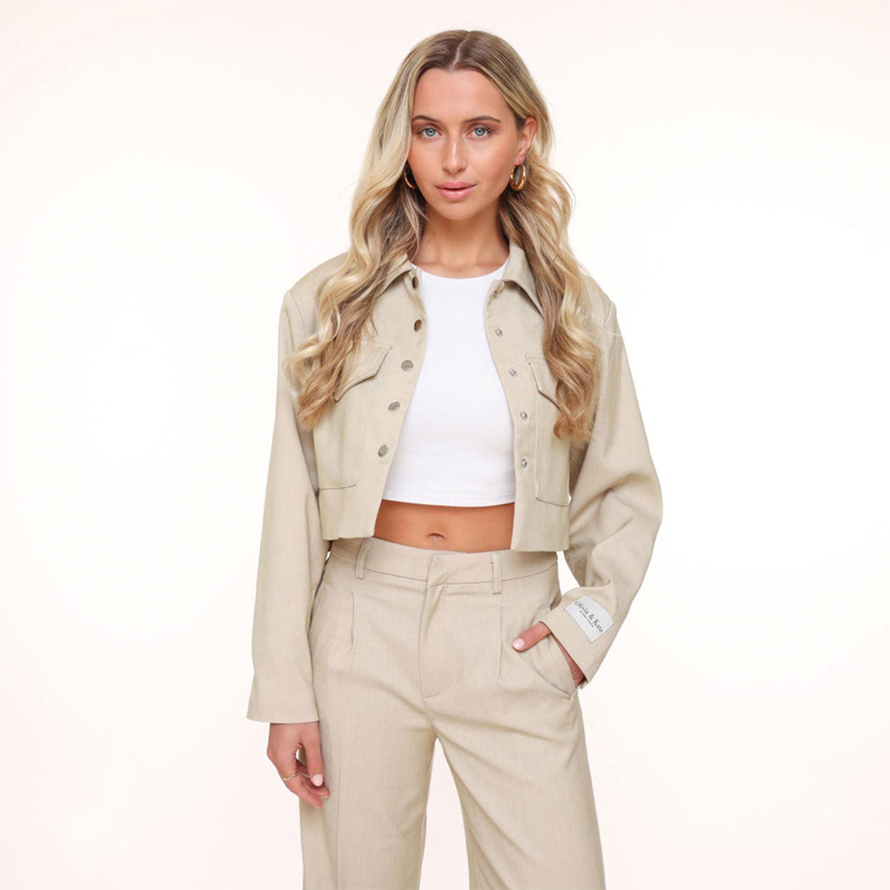 KLEDING-BEIGE-STUDIO-CROPPED-LANGE-MOUWEN-JASJE-WITTE-TOP-BEIGE-PANTALON_d0e07403-1dcd-4d17-87bc-bcc60c3d11f8