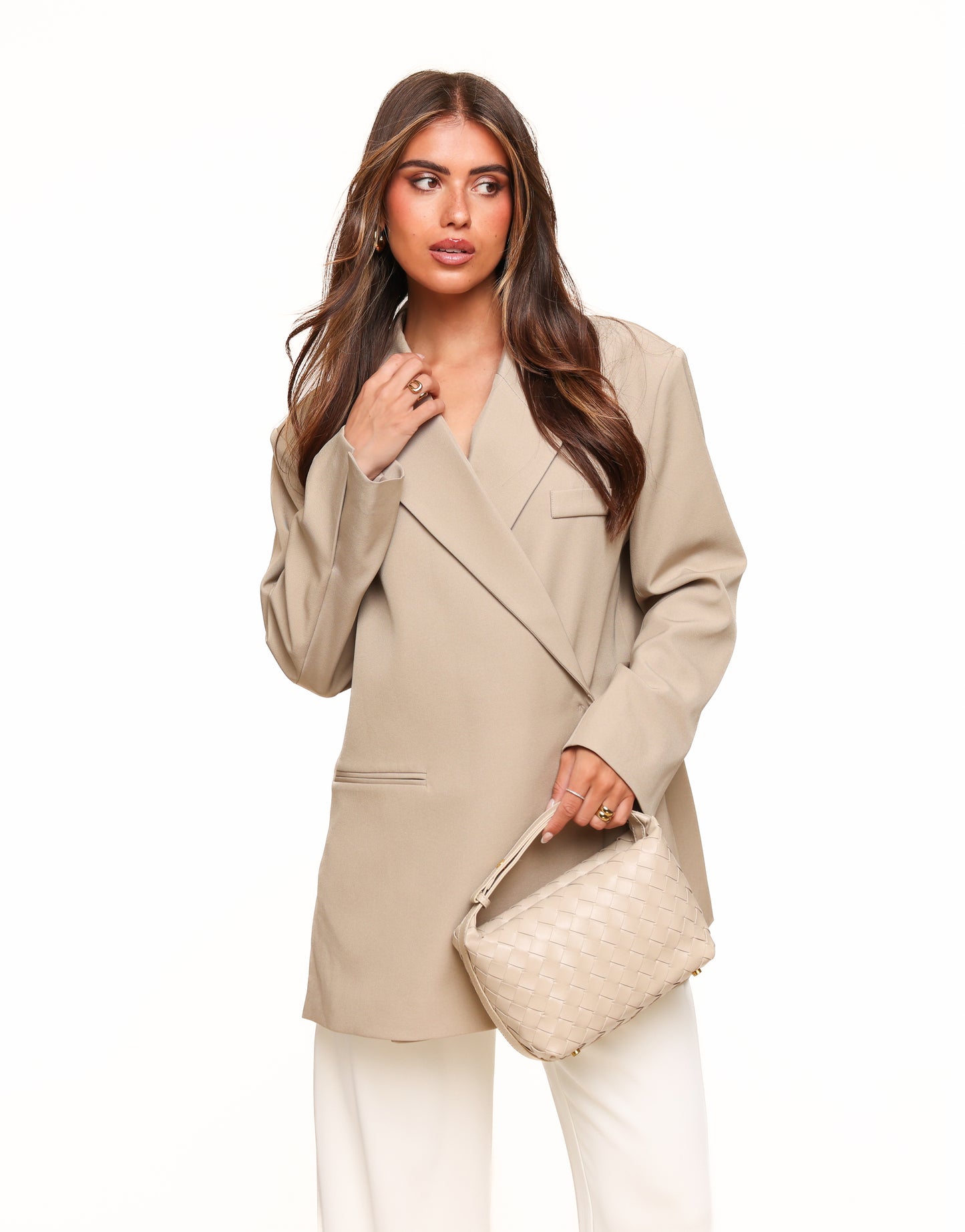 KLEDING-BEIGE-VIERKANTE-OVERSIZED-BLAZER-CREME-GEVLOCHTEN-TAS-01