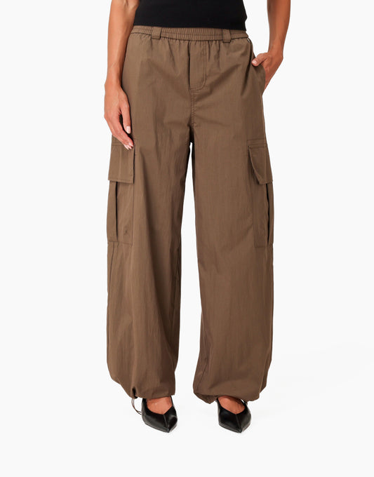 KLEDING-BRUINE-CARGO-BROEK-03
