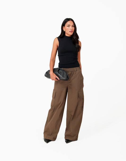 KLEDING-BRUINE-CARGO-BROEK-ZWARTE-HOGE-HALS-GEBREIDE-TOP-VOORAANZICHT-01