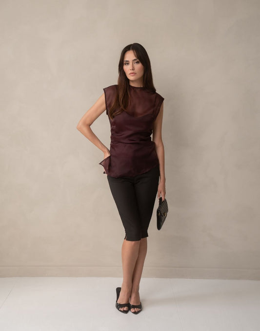KLEDING-BRUINE-MESH-KORTE-MOUWEN-TOP-ZWARTE-CAPRI-BROEK-02_8bb31030-ff63-43cc-a77d-a7c826a6979a