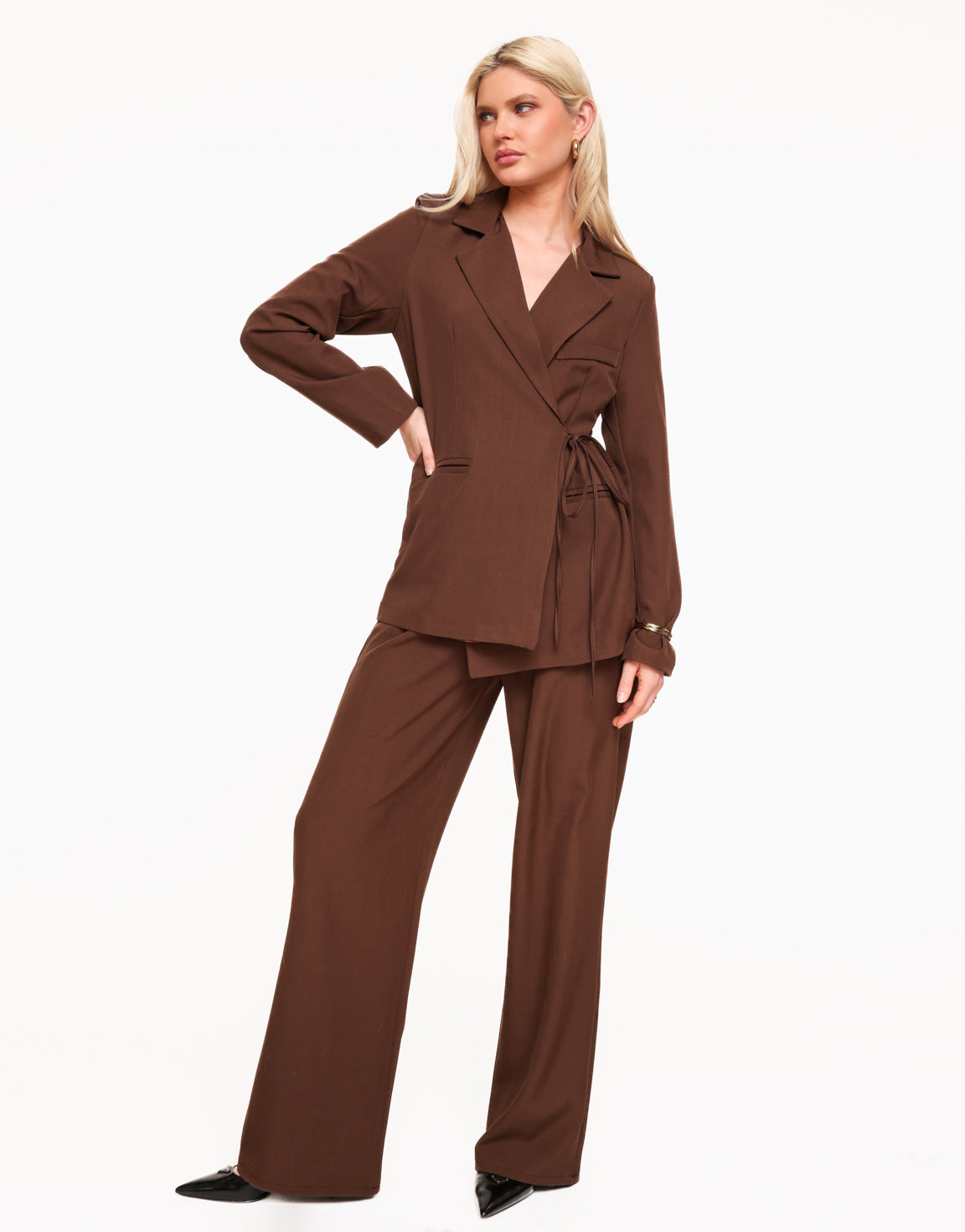 KLEDING-BRUINE-MODERNE-WIKKEL-BLAZER-MODERNE-PANTALON-04_f07fa714-5d27-48c1-a731-1fc6e6704888