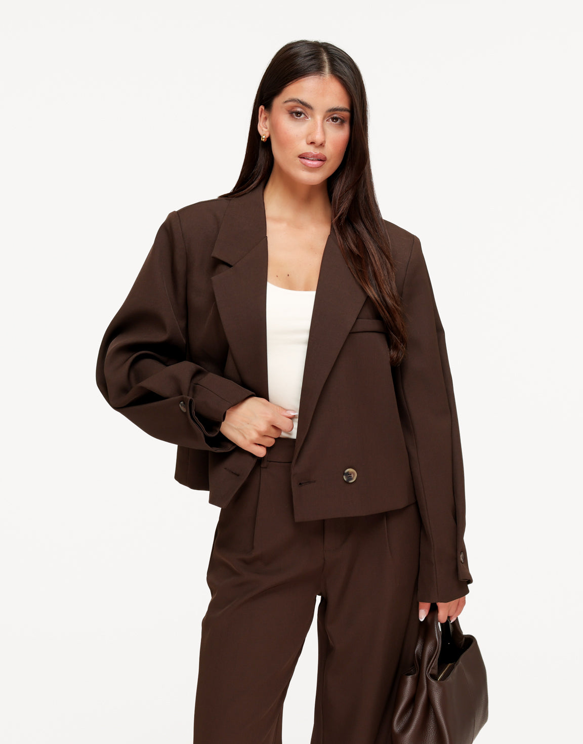 KLEDING-BRUINE-OMGESLAGEN-MOUWEN-CROPPED-BLAZER-01