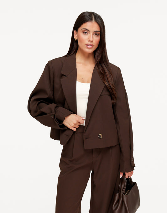 KLEDING-BRUINE-OMGESLAGEN-MOUWEN-CROPPED-BLAZER-01