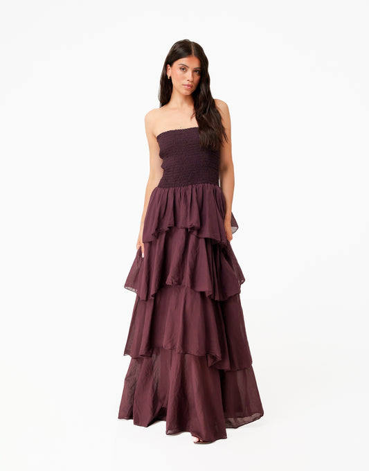 KLEDING-BRUINE-STRAPLESS-MODEL-LANGE-RUFFEL-JURK-01