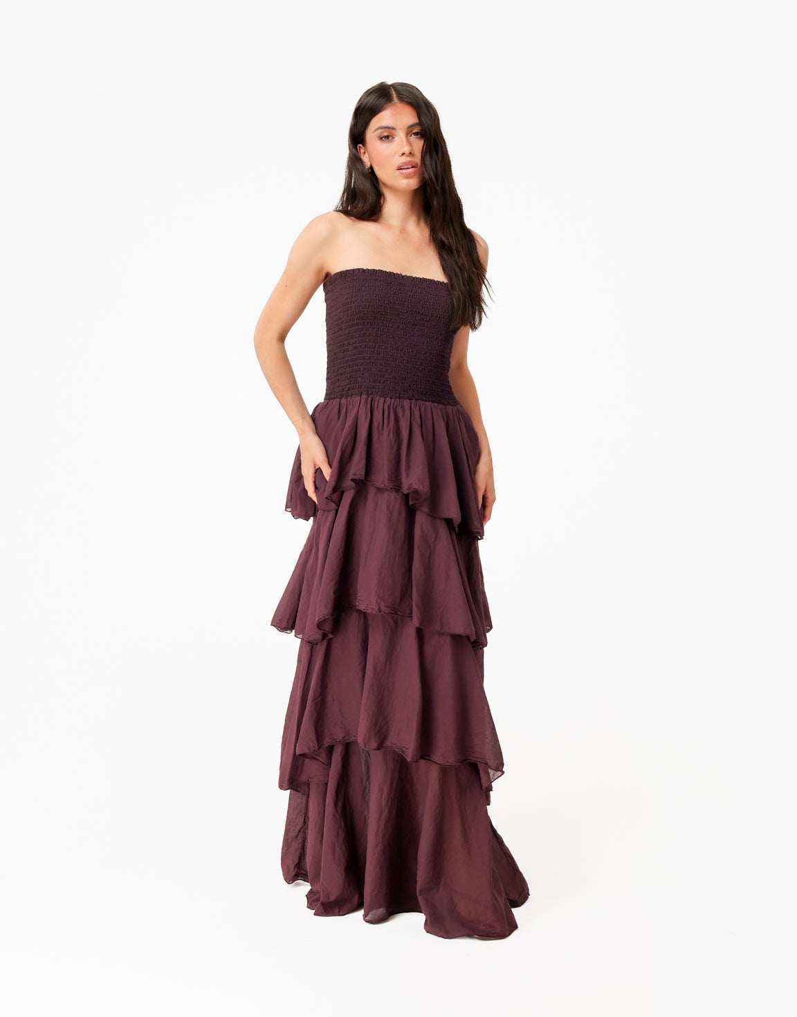 KLEDING-BRUINE-STRAPLESS-MODEL-LANGE-RUFFEL-JURK-03