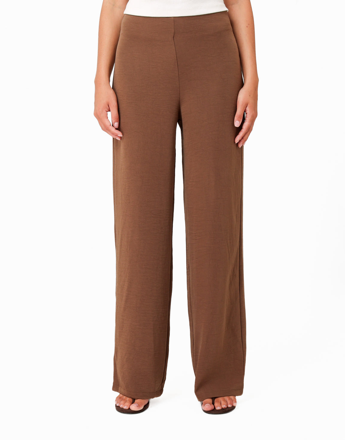 KLEDING-BRUINE-STRAPLESS-OMGESLAGEN-TOP-WIJDE-BROEK-02_bd7a2656-4619-4c12-a78e-63ed819b8c0b