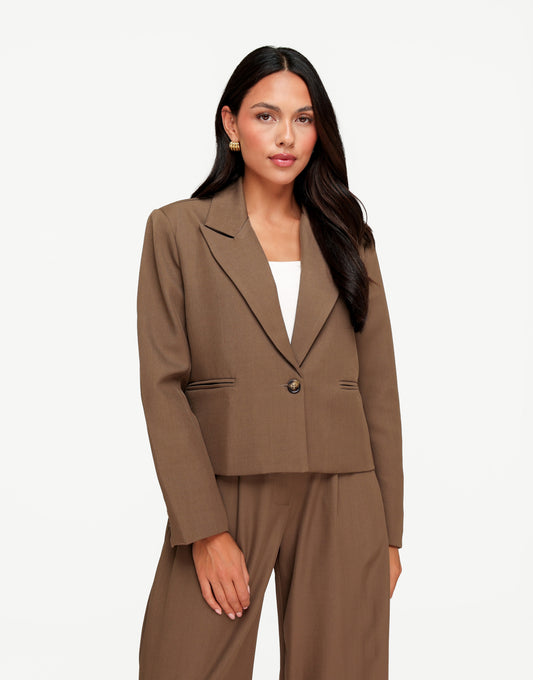 KLEDING-BRUINE-VHALS-CROPPED-BLAZER-SET-VOORAANZICHT.01_6dff57ab-89c9-4128-8858-0f21a5b9f6fc
