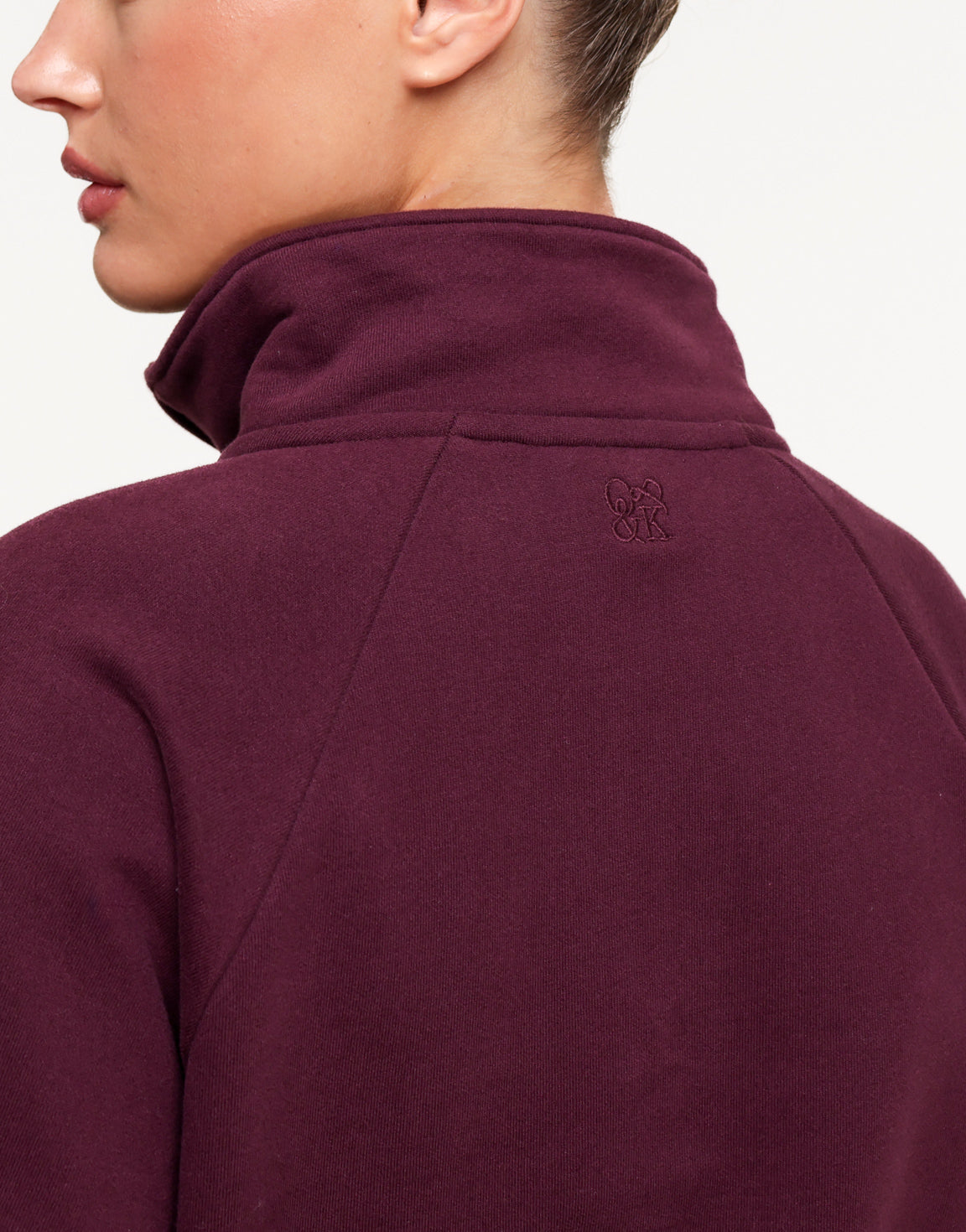 KLEDING-BURGUNDY-HOGE-KRAAG-TRUI-JOGGING-BROEK-07