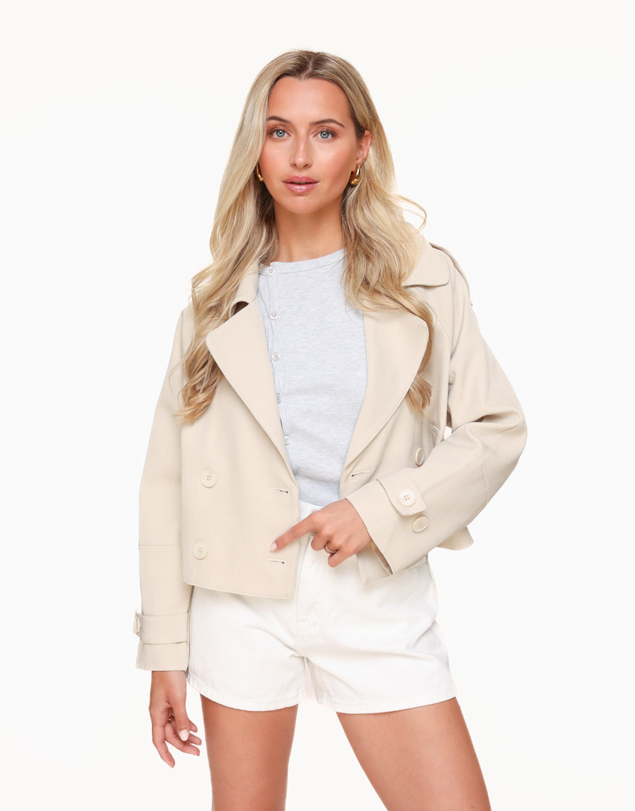  KLEDING-CREME-CROPPED-TRENCH-LANGE-MOUWEN-JAS-WITTE-BASIC-TOP-CREME-BASIC-DENIM-SHORT-01