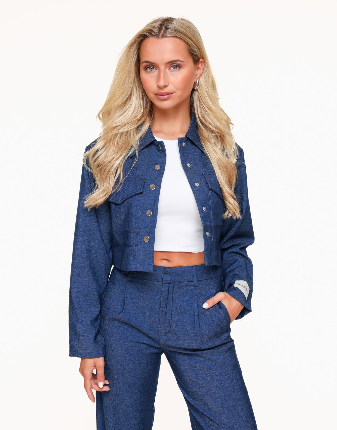 KLEDING-DONKERBLAUWE-STUDIO-CROPPED-JASJE-PANTALON-SET