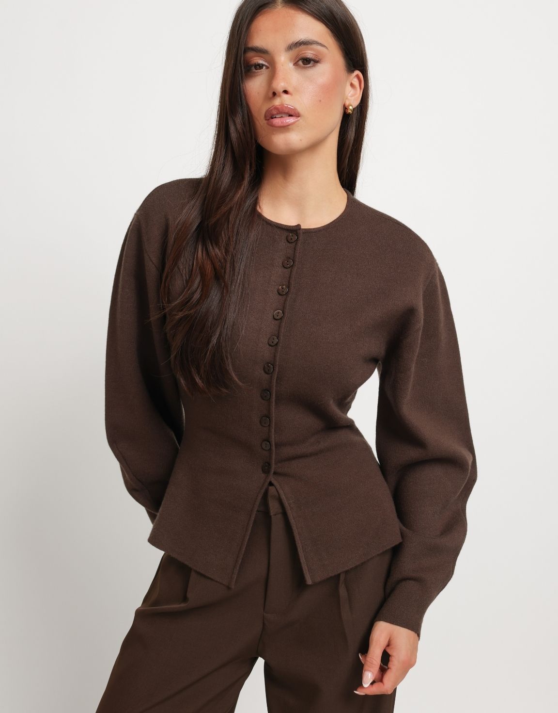 KLEDING-DONKERBRUINE-BALLONMOUWEN-KNOPEN-VEST-02