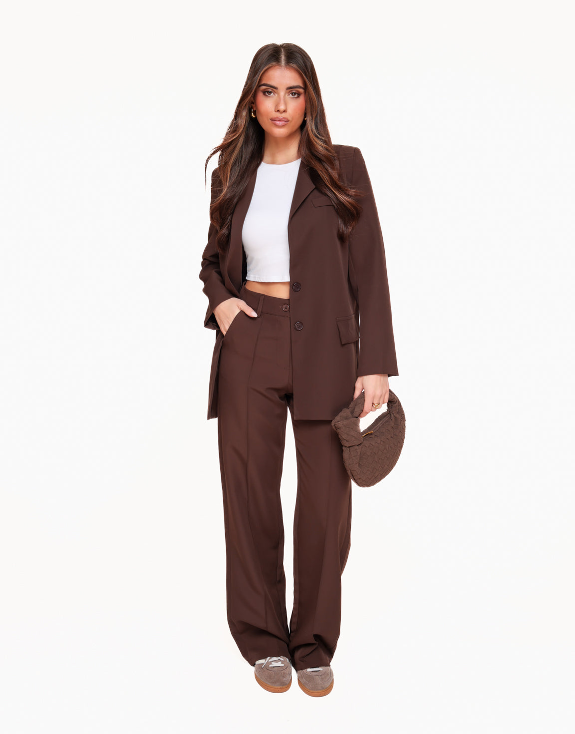 KLEDING-DONKERBRUINE-BASIC-BLAZER-WITTE-BASIC-TOP-DONKERBRUINE-BASIC-PANTALON-01