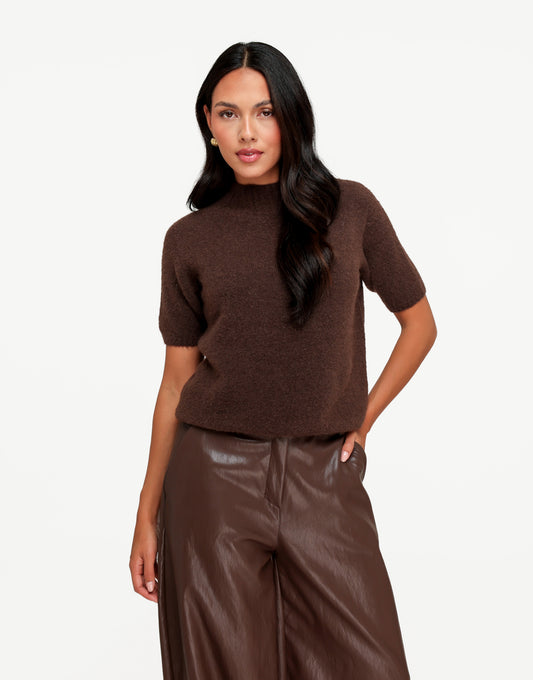 KLEDING-DONKERBRUINE-GEBREIDE-SS-TOP-BRUINE-PU-LEREN-BROEK-VOORAANZICHT-01