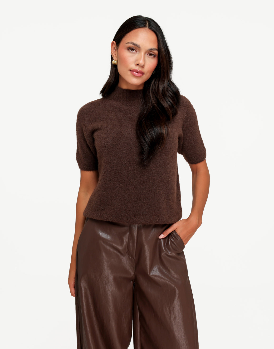 KLEDING-DONKERBRUINE-GEBREIDE-SS-TOP-BRUINE-PU-LEREN-BROEK-VOORAANZICHT-02