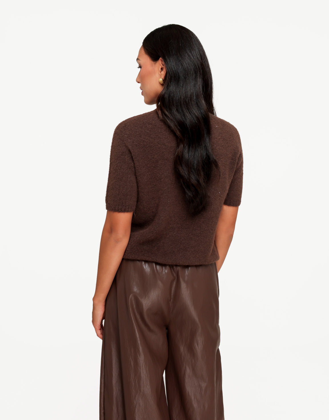 KLEDING-DONKERBRUINE-GEBREIDE-SS-TOP-BRUINE-PU-LEREN-BROEK-VOORAANZICHT-04