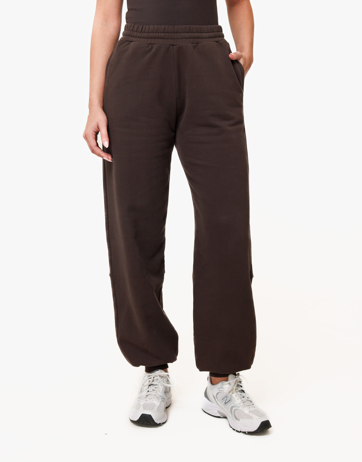 KLEDING-DONKERBRUINE-JOGGINGS-BROEK-HOODIE-WATERFLES-05