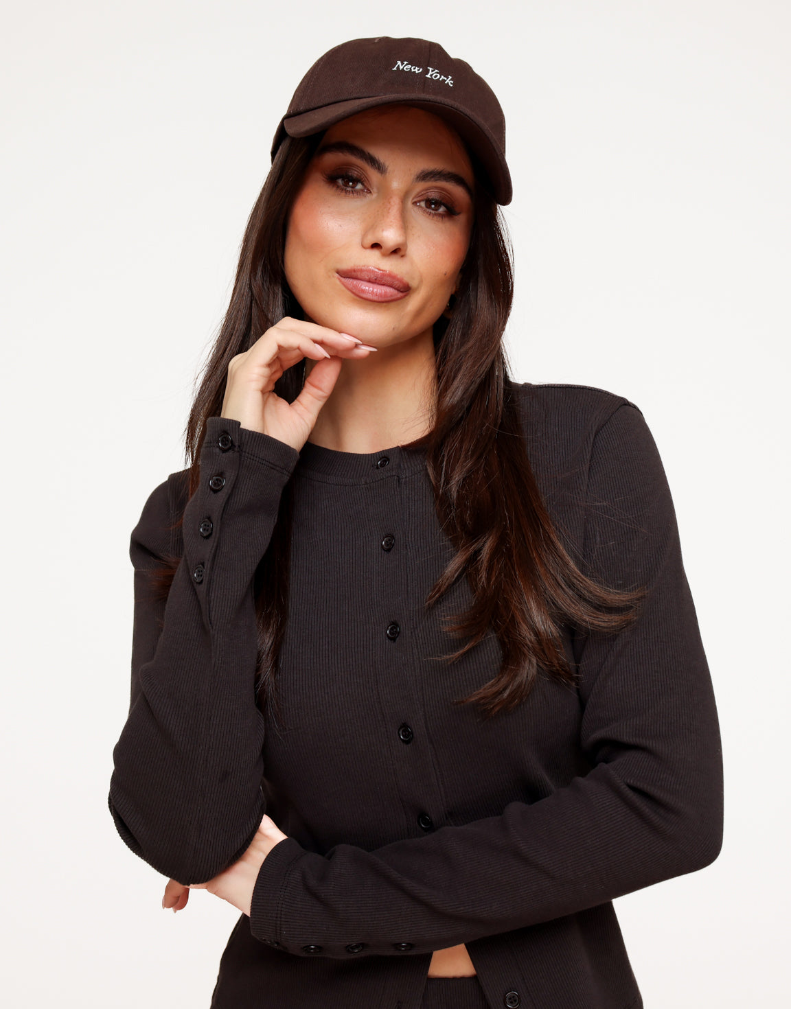 KLEDING-DONKERBRUINE-LOUNGE-LANGE-MOUWEN-TOP-LOUNGE-BROEK-DONKERBRUINE-NEW-YORK-PET