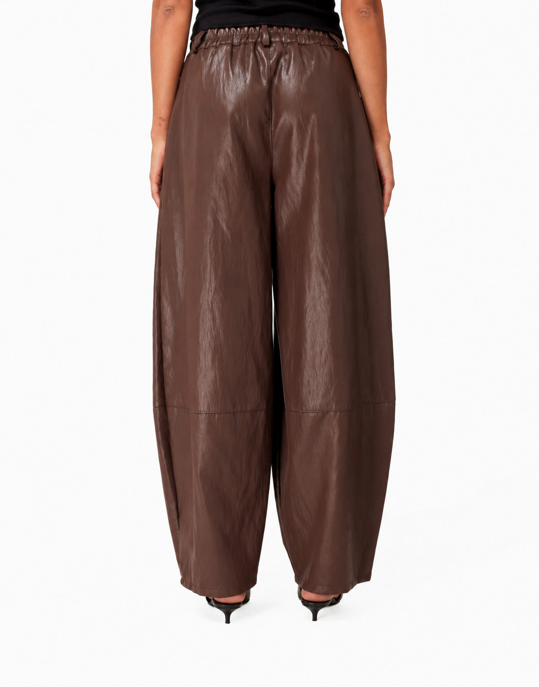 KLEDING-DONKERBRUINE-PU-LEREN-BALLON-BROEK-ACHTERAANZICHT