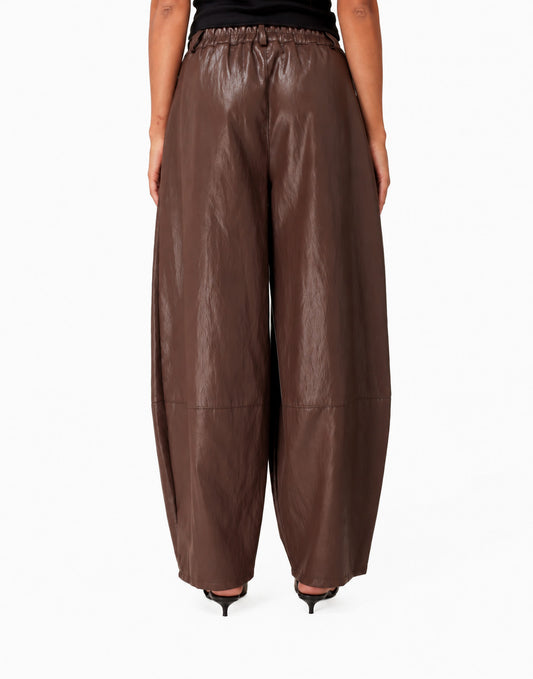 KLEDING-DONKERBRUINE-PU-LEREN-BALLON-BROEK-ACHTERAANZICHT