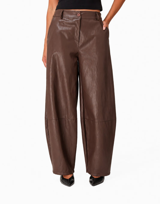 KLEDING-DONKERBRUINE-PU-LEREN-BALLON-BROEK-VOORAANZICHT-01