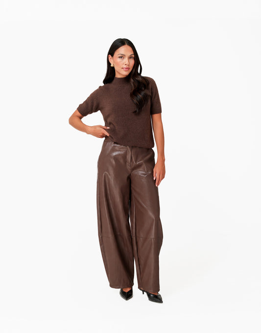 KLEDING-DONKERBRUINE-PU-LEREN-BALLON-BROEK-VOORAANZICHT-BRUINE-HOGE-HALS-TRUI-03