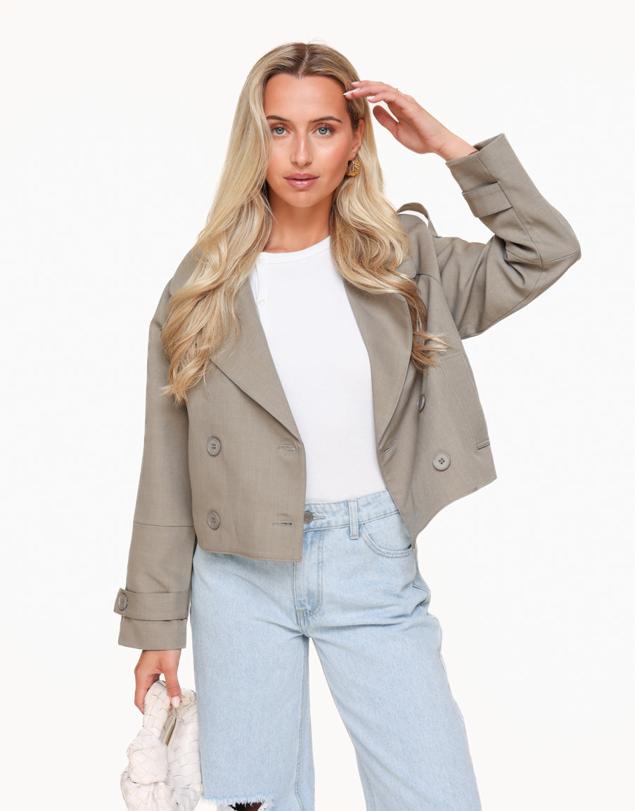 LEDING-GRIJZE-CROPPED-TRENCH-LANGE-MOUWEN-JAS-01