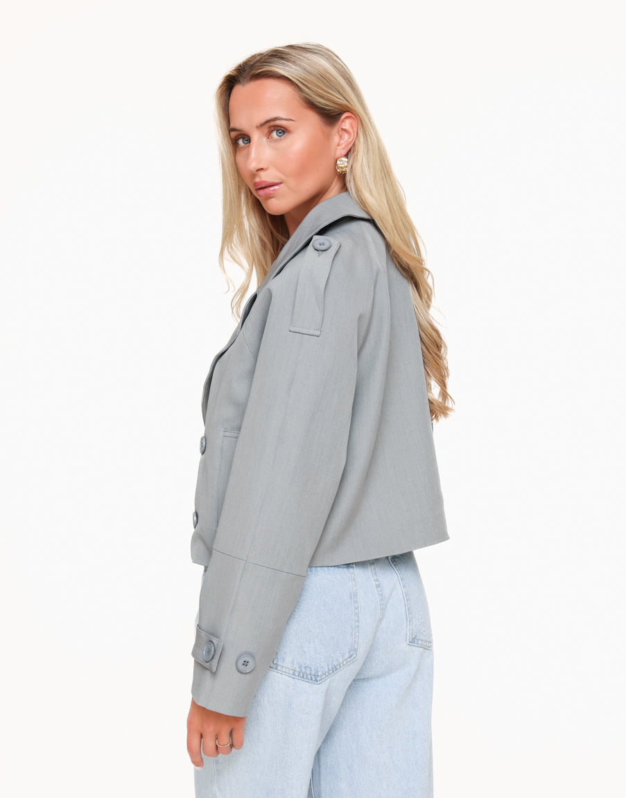 KLEDING-GRIJZE-CROPPED-TRENCH-LANGE-MOUWEN-JAS_0e4dcea9-9635-4b28-bd54-c5b2422416c6