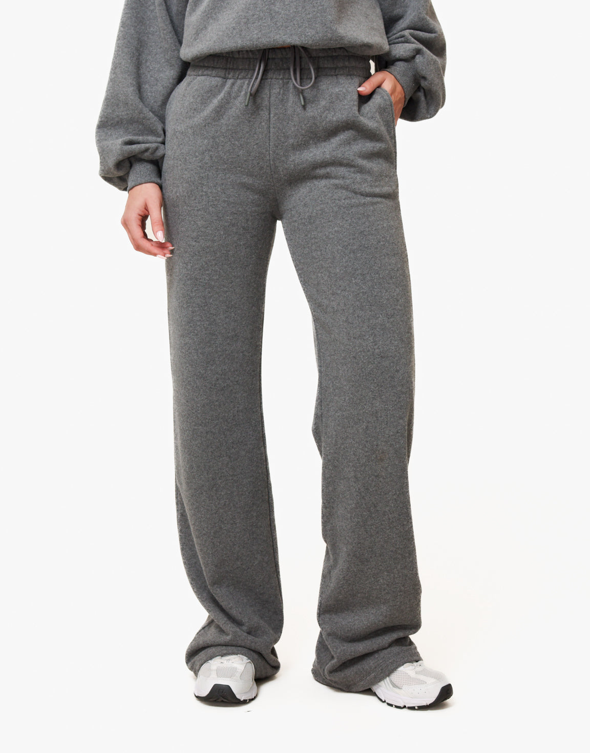 KLEDING-GRIJZE-HOGE-KRAAG-LANGE-MOUWEN-TRUI-GRIJZE-JOGGINGS-BROEK-12