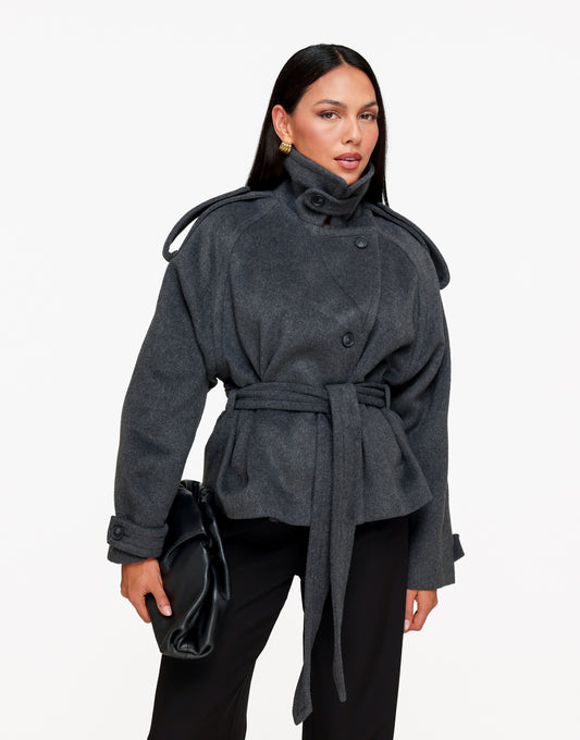KLEDING-GRIJZE-KORTE-WOLLEN-TRENCH-JAS-ZWARTE-PANTALON-VOORAANZICHT-04