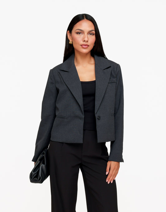 KLEDING-GRIJZE-LANGE-MOUWEN-BLAZER-ZWARTE-TOP-ZWARTE-PANTALON-VOORAANZICHT-01