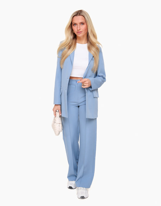 KLEDING-IJSBLAUWE-BASIC-BLAZER-WITTE-TOP-IJSBLAUWE-BASIC-PANTALON-WITTE-GEVLOCHTEN-TAS-04_7392c09c-be61-4d9d-882e-483fe15cc907