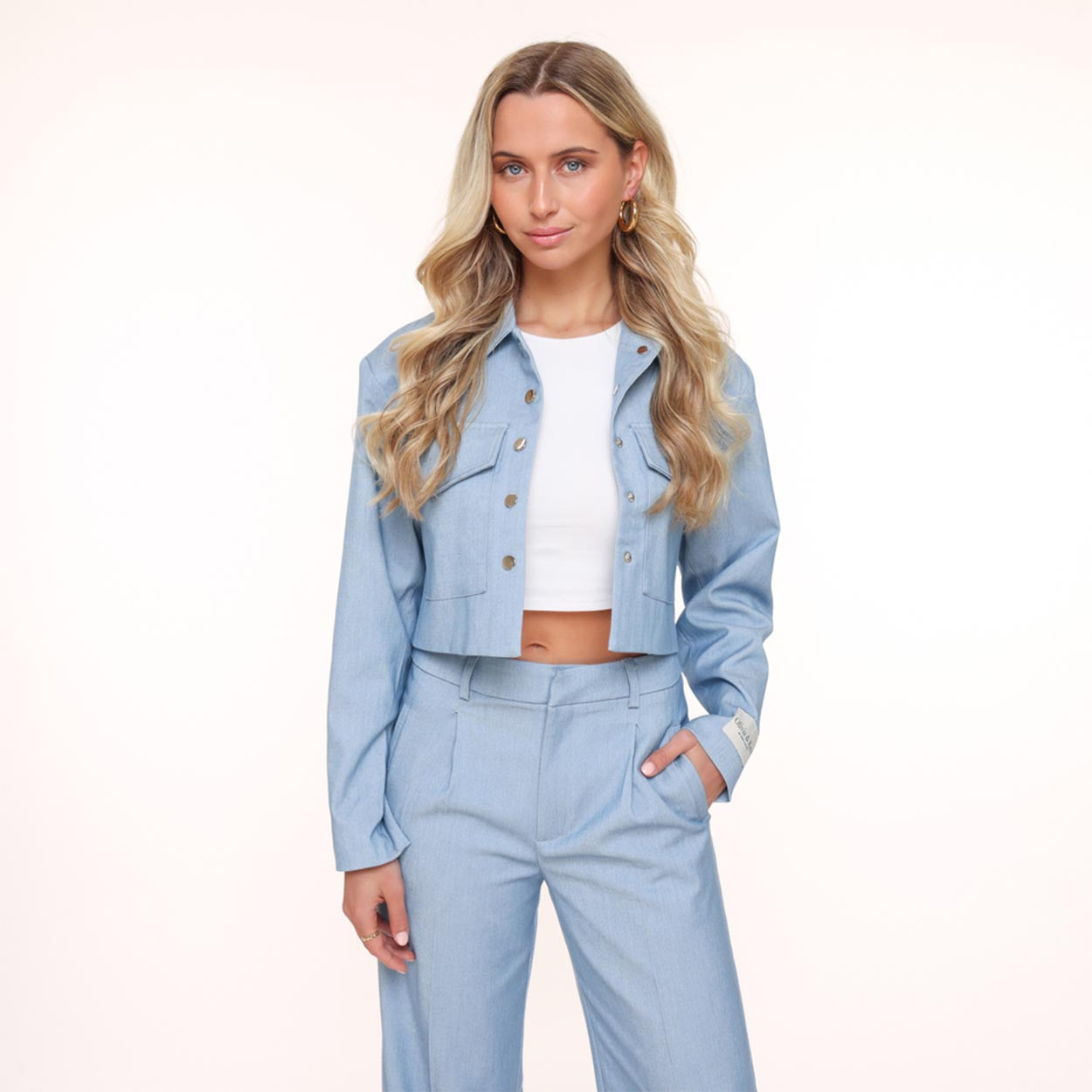 KLEDING-LICHTBLAUWE-CROPPED-LANGE-MOUWEN-JASJE-WITTE-TOP-LICHTBLAUWE-LANGE-PANTALON-PRIVATE-LABEL-LICHTBLAUWE-GOUDEN-DETAILS-TAS-01_2820dddf-d48f-4ae4-a715-6c6431ae7fc2