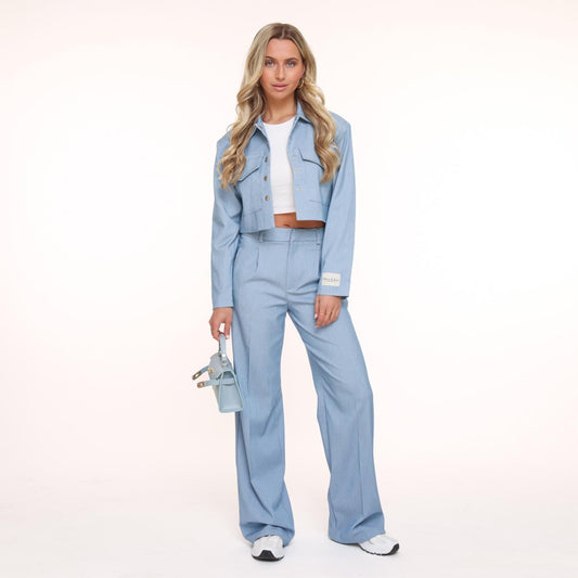 KLEDING-LICHTBLAUWE-CROPPED-LANGE-MOUWEN-JASJE-WITTE-TOP-LICHTBLAUWE-LANGE-PANTALON-PRIVATE-LABEL-LICHTBLAUWE-GOUDEN-DETAILS-TAS_20e9a197-4fb4-4a54-b076-6ab8c7cc16a5