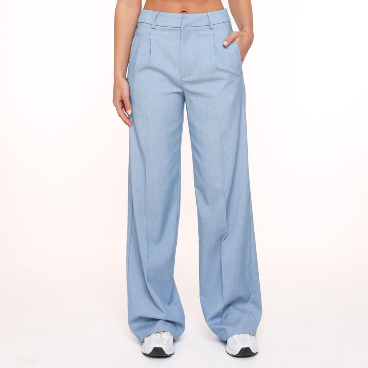 KLEDING-LICHTBLAUWE-LANGE-PANTALON-01_8cf358cf-fbbe-40b9-b8f4-0b63ed9b92c0