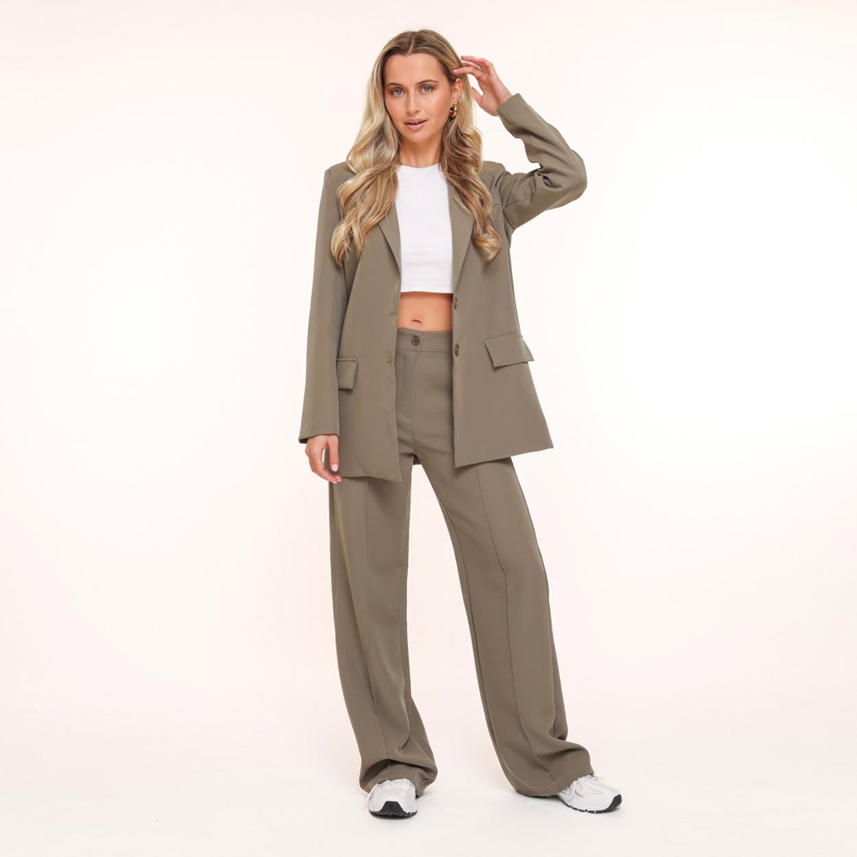     KLEDING-LICHTE-ARMY-GROENE-BASIC-BLAZER-WITTE-TOP-LICHTE-ARMYGROENE-BASIC-PANTALON-03