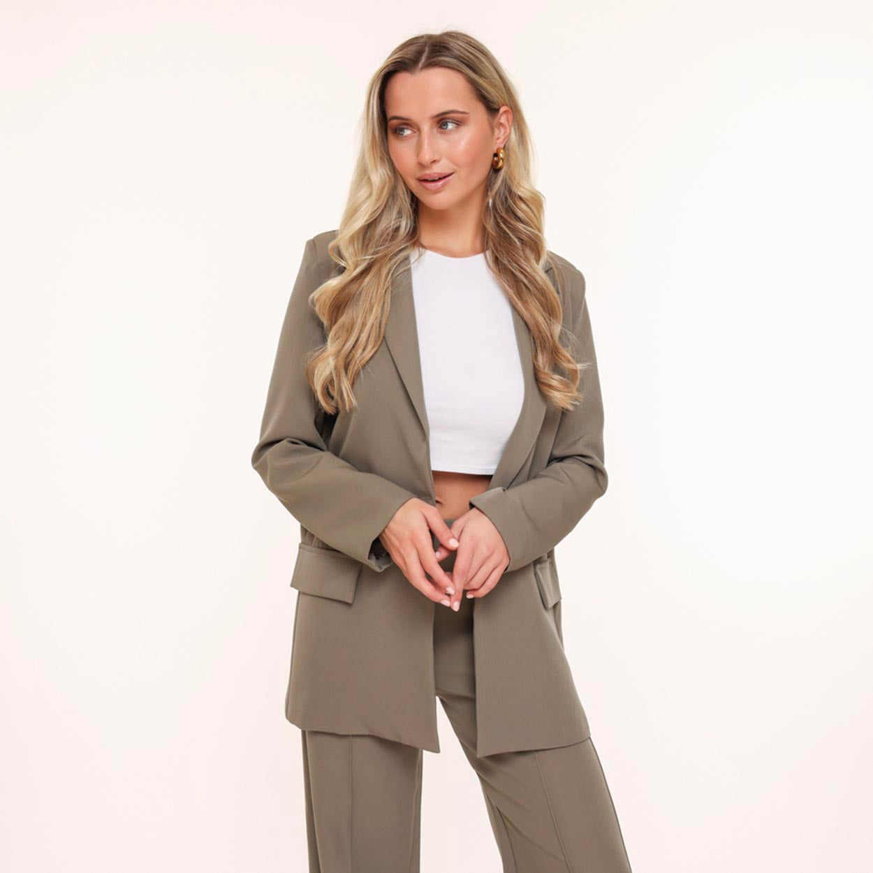     KLEDING-LICHTE-ARMY-GROENE-BASIC-BLAZER-WITTE-TOP-LICHTE-ARMYGROENE-BASIC-PANTALON