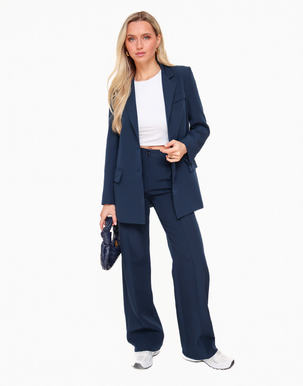 KLEDING-NAVY-BASIC-BLAZER-WITTE-TOP-NAVY-BASIC-PANTALON-NAVY-GEVLOCHTEN-TAS_261bc467-6813-4189-97bd-9cb827a4a7ba