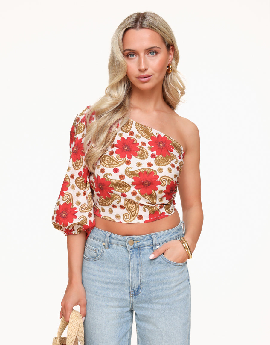 KLEDING-RODE-PRINT-ONE-SHOULDER-TOP-LICHTBLAUWE-SPIJKERBROEK