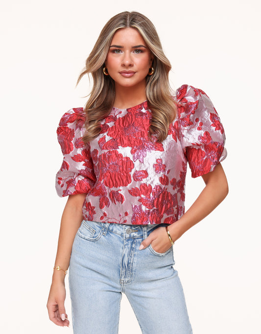 KLEDING-RODE-STATEMENT-CROPPED-POFMOUWEN-TOP-LICHTBLAUWE-SPIJKERBROEK-01