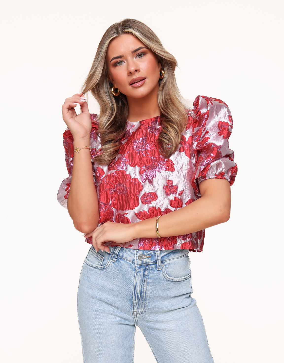 KLEDING-RODE-STATEMENT-CROPPED-POFMOUWEN-TOP-LICHTBLAUWE-SPIJKERBROEK